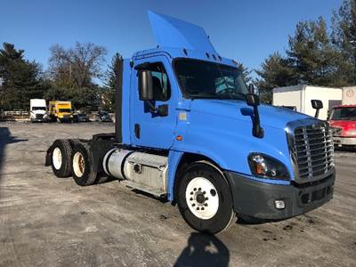 Freightliner Cascadia 125 Day Cab Truck - 450HP, 12 Speed Automatic