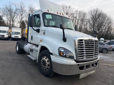 Freightliner Cascadia 125 Single Axle Day Cab Truck - 435HP, 12 Speed Automatic