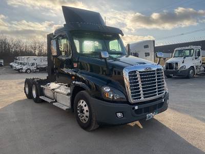 Freightliner Cascadia 125 Day Cab Truck - 455HP, 12 Speed Automatic