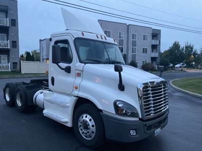 Freightliner Cascadia 125 Day Cab Truck - 435HP, 10 Speed Manual