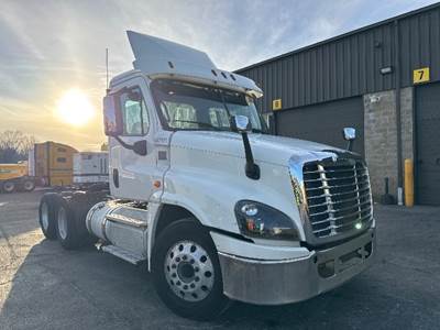 Freightliner Cascadia 125 Day Cab Truck - 435HP, 12 Speed Automatic