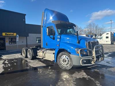 Freightliner Cascadia 125 Day Cab Truck - 435HP, 13 Speed Manual