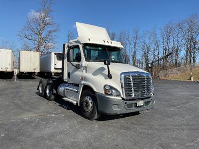 Freightliner Cascadia 125 Day Cab Truck - 435HP, 12 Speed Automatic