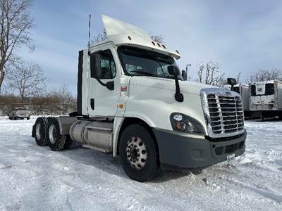 Freightliner Cascadia 125 Day Cab Truck - 435HP, 12 Speed Automatic