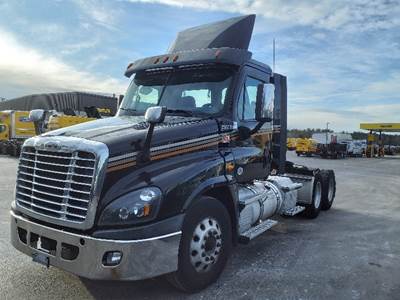 Freightliner Cascadia 125 Day Cab Truck - 455HP, 12 Speed Automatic