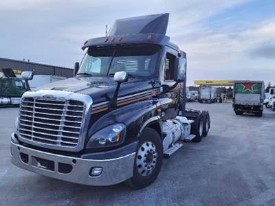 Freightliner Cascadia 125 Day Cab Truck - 455HP, 12 Speed Automatic