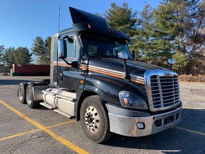 Freightliner Cascadia 125 Day Cab Truck - 455HP, 12 Speed Automatic