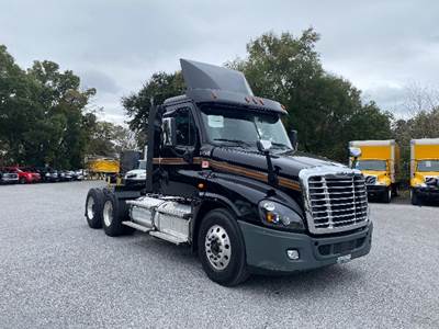 Freightliner Cascadia 125 Day Cab Truck - 455HP, 12 Speed Automatic