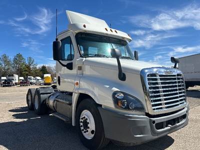 Freightliner Cascadia 125 Day Cab Truck - 435HP, 12 Speed Automatic