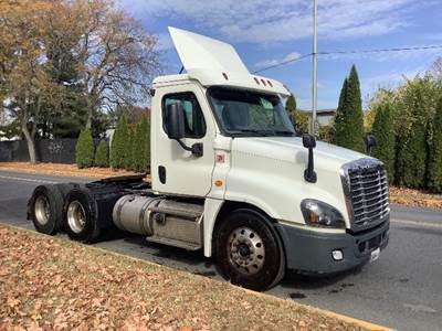 Freightliner Cascadia 125 Day Cab Truck - 435HP, 12 Speed Automatic