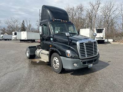 Freightliner Cascadia 125 Single Axle Day Cab Truck - 435HP, 10 Speed Manual