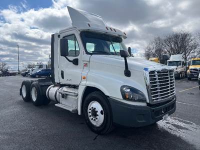 Freightliner Cascadia 125 Day Cab Truck - 435HP, 12 Speed Automatic