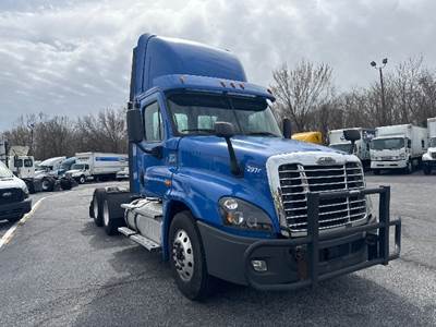 Freightliner Cascadia 125 Day Cab Truck - 435HP, 12 Speed Automatic