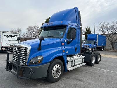 Freightliner Cascadia 125 Day Cab Truck - 435HP, 12 Speed Automatic