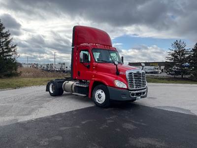 Freightliner Cascadia 125 Day Cab Truck - Cummins 450HP, 10 Speed Manual