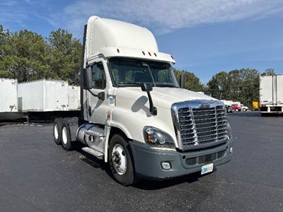 Freightliner Cascadia 125 Day Cab Truck - 435HP, 12 Speed Automatic
