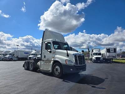 Freightliner Cascadia 125 Day Cab Truck - 435HP, 12 Speed Automatic