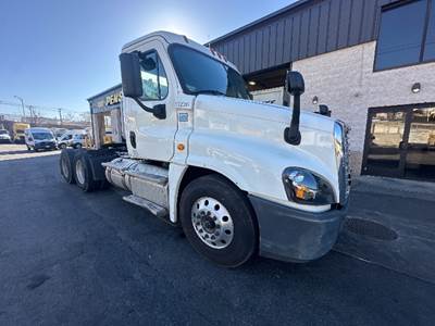 Freightliner Cascadia 125 Day Cab Truck - 450HP, 12 Speed Automatic