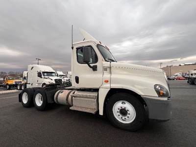 Freightliner Cascadia 125 Day Cab Truck - 435HP, 12 Speed Automatic