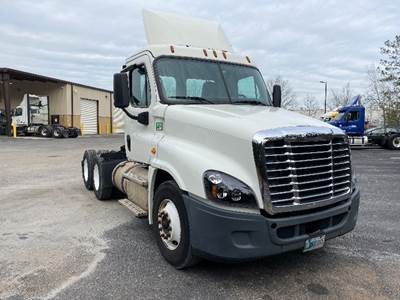 Freightliner Cascadia 125 Day Cab Truck - 435HP, 12 Speed Automatic