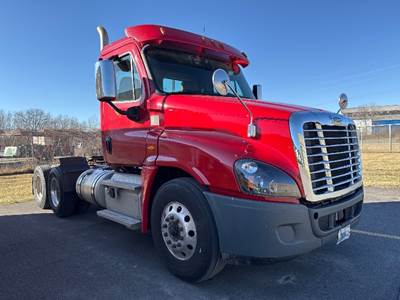 Freightliner Cascadia 125 Day Cab Truck - 450HP, 12 Speed Automatic