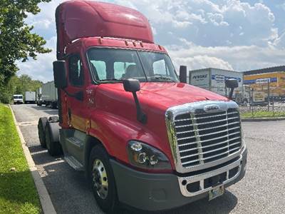 Freightliner Cascadia 125 Day Cab Truck - 455HP, 12 Speed Automatic