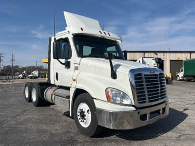 Freightliner Cascadia 125 Day Cab Truck - 435HP, 10 Speed Manual