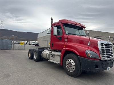 Freightliner Cascadia 125 Day Cab Truck - 450HP, 12 Speed Automatic