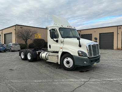 Freightliner Cascadia 125 Day Cab Truck - 450HP, 10 Speed Manual
