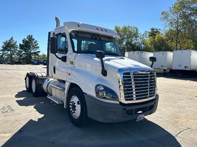 Freightliner Cascadia 125 Day Cab Truck - 435HP, 10 Speed Manual