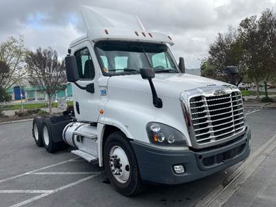 Freightliner Cascadia 125 Day Cab Truck - 435HP, 12 Speed Automatic