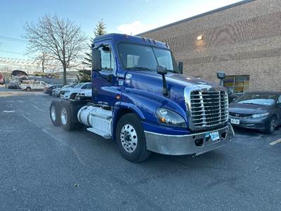 Freightliner Cascadia 125 Day Cab Truck - 435HP, 10 Speed Manual
