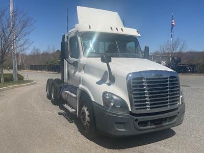 Freightliner Cascadia 125 Day Cab Truck - 435HP, 10 Speed Manual