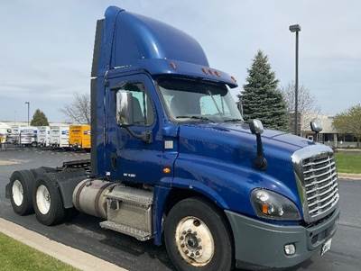 Freightliner Cascadia 125 Day Cab Truck - 455HP, 12 Speed Automatic