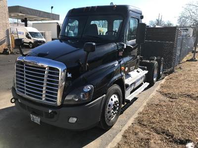Freightliner Cascadia 125 Day Cab Truck - 450HP, 12 Speed Automatic