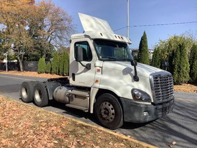 Freightliner Cascadia 125 Day Cab Truck - 435HP, 12 Speed Automatic