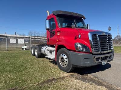 Freightliner Cascadia 125 Day Cab Truck - 450HP, 12 Speed Automatic