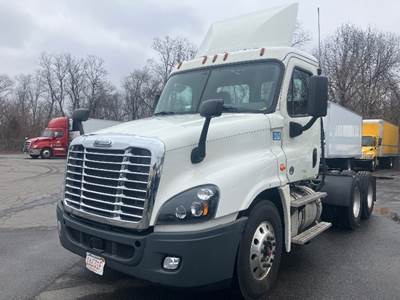 Freightliner Cascadia 125 Day Cab Truck - 470HP, 10 Speed Automatic