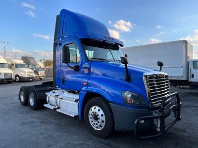Freightliner Cascadia 125 Day Cab Truck - 435HP, 13 Speed Manual