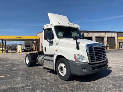 Freightliner Cascadia 125 Single Axle Day Cab Truck - 410HP, 10 Speed Manual