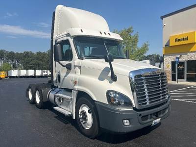 Freightliner Cascadia 125 Day Cab Truck - 435HP, 12 Speed Automatic