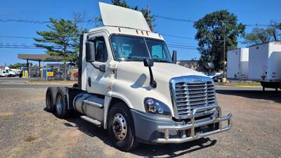 Freightliner Cascadia 125 Day Cab Truck - 450HP, 12 Speed Automatic