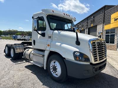 Freightliner Cascadia 125 Day Cab Truck - 435HP, 10 Speed Manual