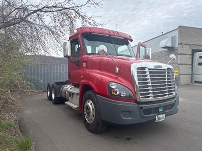 Freightliner Cascadia 125 Day Cab Truck - 450HP, 12 Speed Automatic