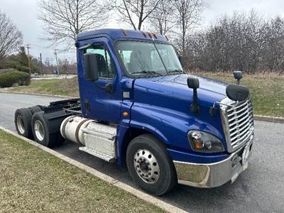 Freightliner Cascadia 125 Day Cab Truck - 435HP, 10 Speed Manual