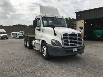Freightliner Cascadia 125 Day Cab Truck - 435HP, 12 Speed Automatic