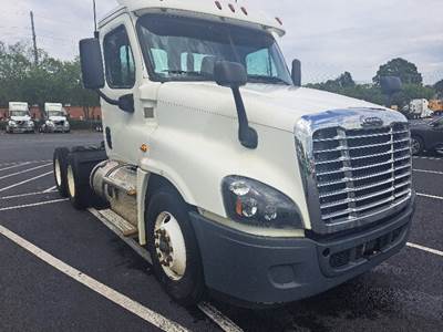 Freightliner Cascadia 125 Day Cab Truck - 450HP, 10 Speed Manual