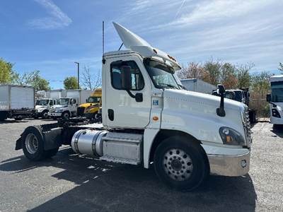 Freightliner Cascadia 125 Single Axle Day Cab Truck - 410HP, 10 Speed Manual