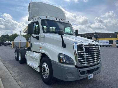 Freightliner Cascadia 125 Day Cab Truck - 455HP, 12 Speed Automatic