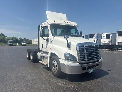 Freightliner Cascadia 125 Day Cab Truck - 435HP, 12 Speed Automatic